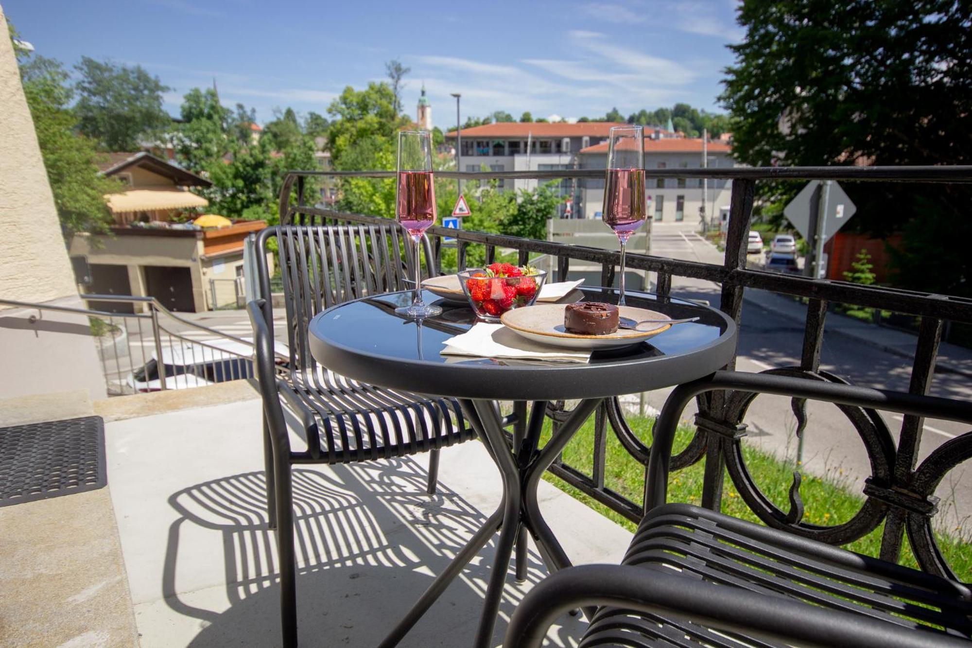 Liebelei Miesbach - Boutique-Apartment Mit Terrasse Im Zentrum Exterior foto